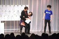 三浦も渡部をお姫様抱っこするかと思いきや……寸止め。