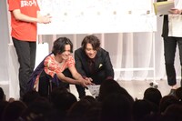 観客へ色紙をプレゼントする三浦と渡部。