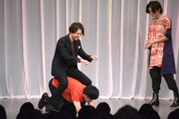 イチキップリン扮するライドベンダーにまたがってみた渡部。