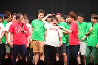 2500人を前にした祇園・木崎の「立ってコレ～！」。