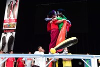 運動会の競技中にキスするゆりやんレトリィバァと霜降り明星・せいや。