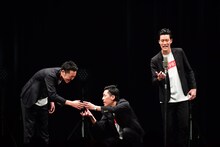 吉田たちと霜降り明星・粗品のトリオ漫才。