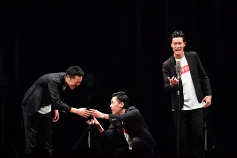 吉田たちと霜降り明星・粗品のトリオ漫才。