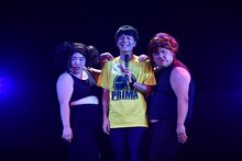 ゆりやんレトリィバァとダブルアート真べぇ。中央は「キンタマやん！」と言われるプリマ旦那・河野。