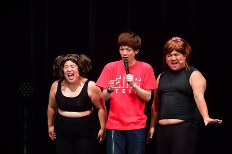 アインシュタイン河井（中央）に「キンタマやん！」と言い放つゆりやんレトリィバァ（左）とダブルアート真べぇ（右）。