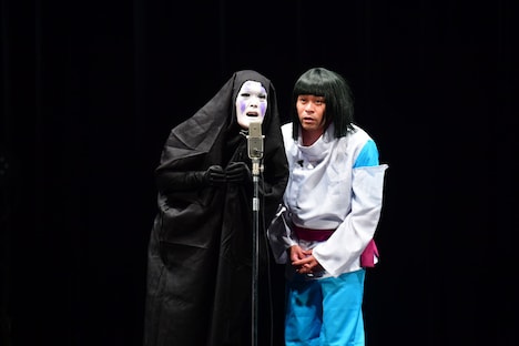 漫才を披露するカオナシ（稲田）とハク（守谷日和）。