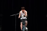 「自分を照らしながら歌います」と宣言するトット多田。