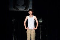 プリマ旦那・野村（右）率いる10人コントの様子。