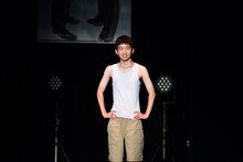 プリマ旦那・野村（右）率いる10人コントの様子。