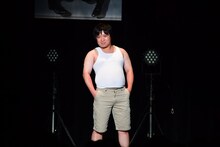 プリマ旦那・野村（右）率いる10人コントの様子。