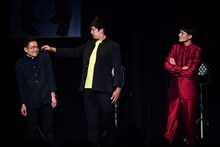 プリマ旦那・野村（右）率いる10人コントの様子。