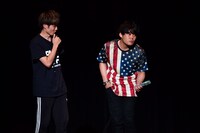 プリマ旦那・野村（右）率いる10人コントの様子。