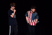 プリマ旦那・野村（右）率いる10人コントの様子。