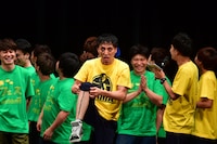 大槻ケンヂ風のメイクを披露する爆ノ介。