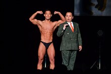 鍛え上げた肉体と角刈りを披露するミルクボーイ。