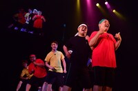 ミルクボーイ内海がセンターを務める“マジで人気ないユニット”のパフォーマンス。