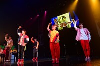 踊る祇園・木崎ら。