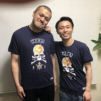 「KAMINARI×武装戦線」サイドパネルTシャツ（通常版）を着たカミナリ。