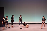 エンディングに登場するハリウッドザコシショウ（右端）と、ライブに協力した芸人たち。