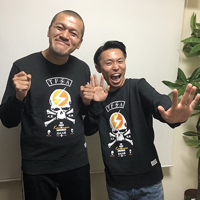 「KAMINARI×武装戦線」ロングリブスウェット（通常版）を着たカミナリ。