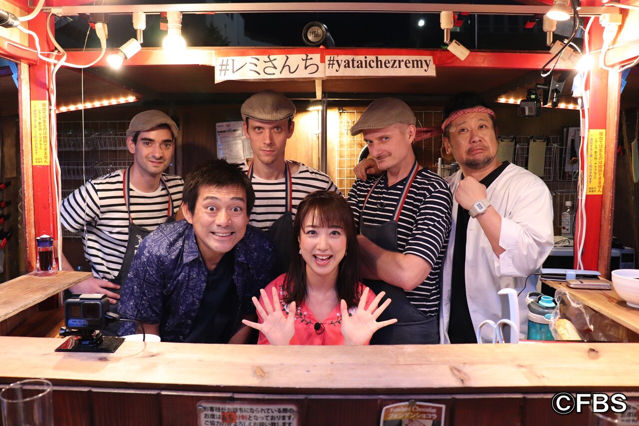 「レミさんち」の店員とケンドーコバヤシら。