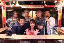 「レミさんち」の店員とケンドーコバヤシら。