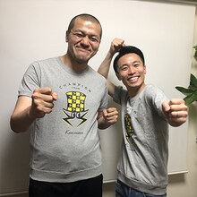 「KAMINARI×Champion」サイドパネルTシャツを着たカミナリ。