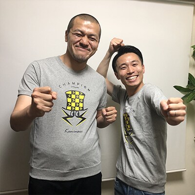 「KAMINARI×Champion」サイドパネルTシャツを着たカミナリ。
