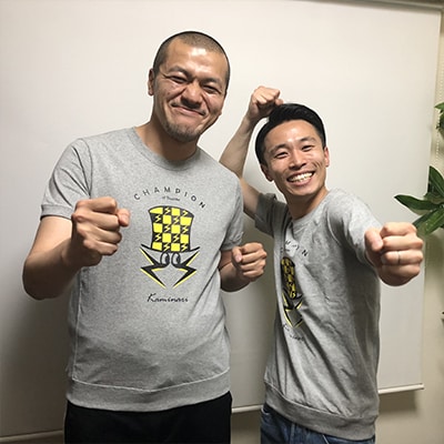 「KAMINARI×Champion」サイドパネルTシャツを着たカミナリ。