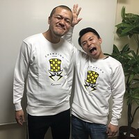 「KAMINARI×Champion」ロングリブスウェットを着たカミナリ。