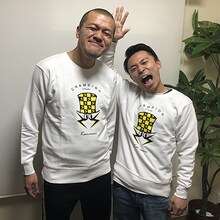 「KAMINARI×Champion」ロングリブスウェットを着たカミナリ。