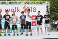 「SDGsウォーク2018」の様子。