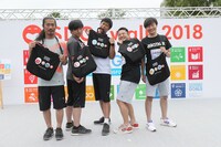 缶バッジを集めてオリジナルトートバッグを完成させたパンサーと和牛。