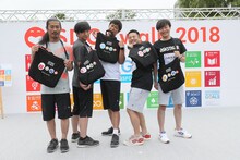 缶バッジを集めてオリジナルトートバッグを完成させたパンサーと和牛。