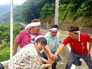 「帰れマンデー見っけ隊!!」に出演する柳原可奈子（手前左）、松岡修造（右）とサンドウィッチマン。(c)テレビ朝日