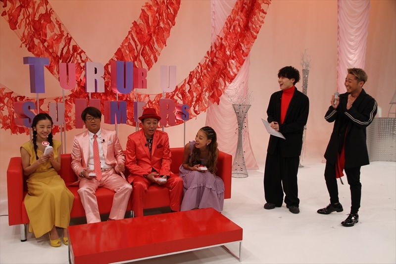 「トゥルルさまぁ~ず」に出演する(左から)板野友美、さまぁ~ず、あびる優、Da-iCEの工藤大輝と大野雄大。(c)BeeTV