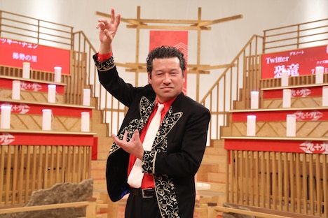 「超逆境クイズバトル!! 99人の壁」MCの佐藤二朗。(c)フジテレビ