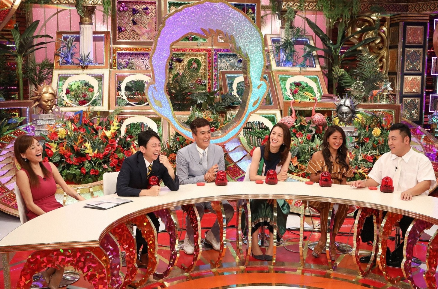 「有吉弘行のダレトク!?」のスタジオ出演者たち。(c)関西テレビ
