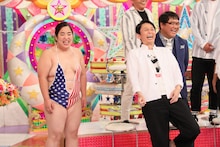 おなじみの“アメリカ水着”を着用するゆりやんレトリィバァ（左）。(c)テレビ朝日