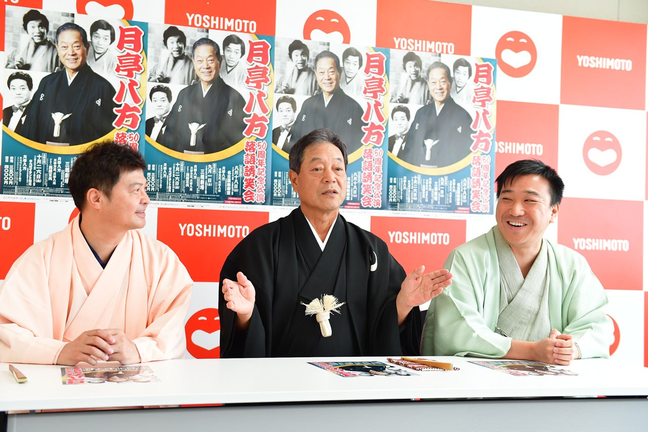 会見の様子。