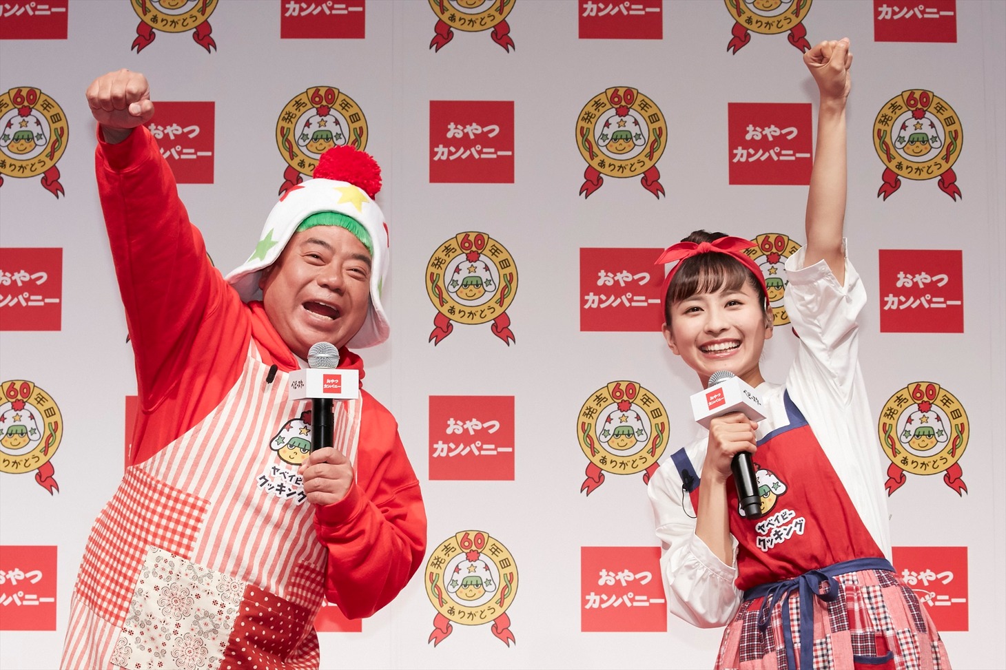 （左から）出川哲朗、栗子。