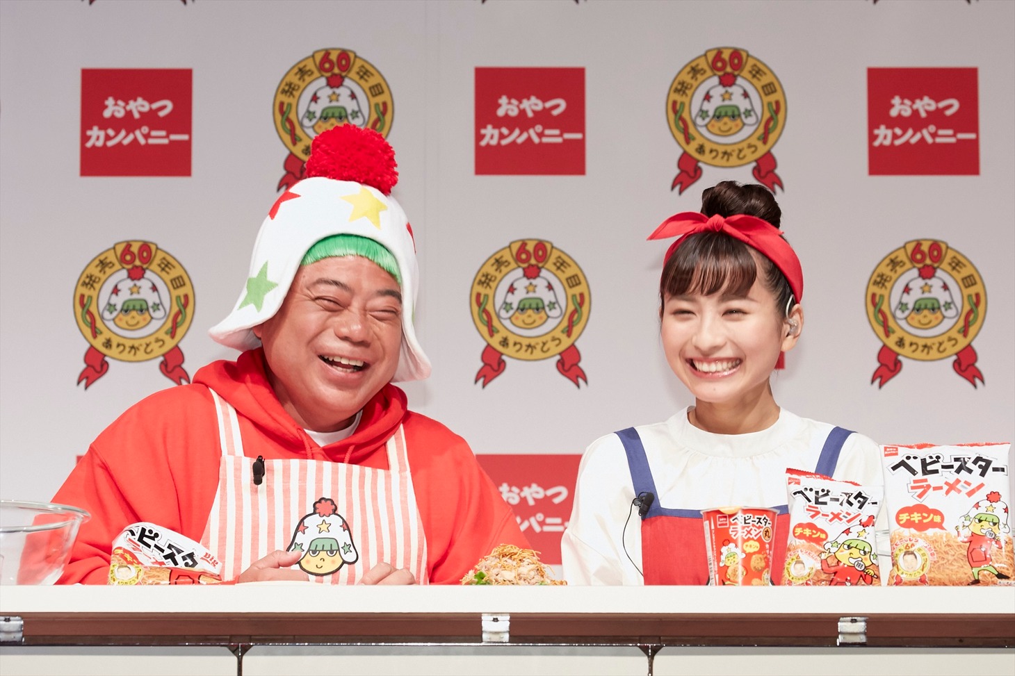 （左から）出川哲朗、栗子。