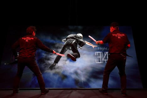 ワイヤーで吊るされる、ダチョウ倶楽部・上島（中央）。