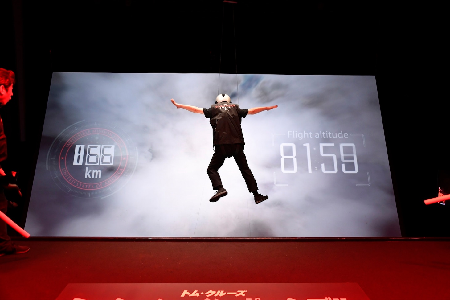 ワイヤーで吊るされる、ダチョウ倶楽部・上島（中央）。