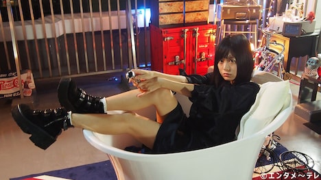 RaMu演じるシャワー女。(c)エンタメ～テレ