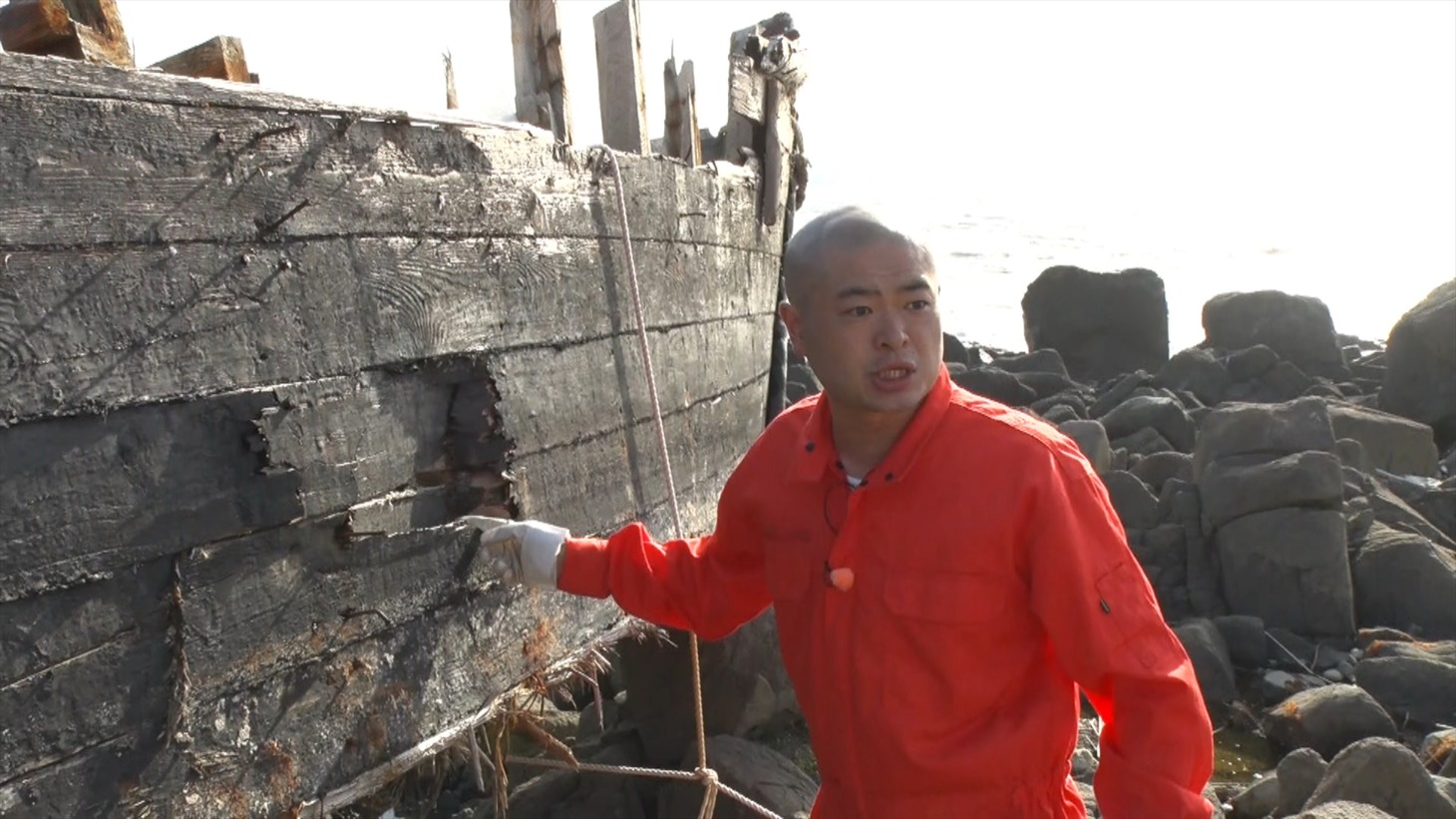 石川県へ漂着した船をリポートする、あばれる君。(c)TBS