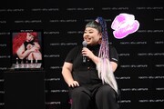 「naomi x shu uemura rouge unlimited collection」発売記念イベントに出席した渡辺直美。
