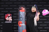 「naomi x shu uemura rouge unlimited collection」発売記念イベントに出席した渡辺直美。