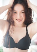 「シンクロブラ」のモデルを務めた平野ノラ。