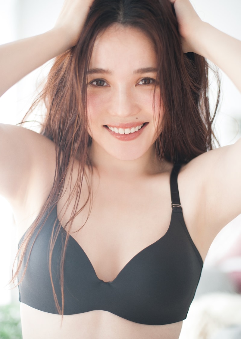 「シンクロブラ」のモデルを務めた平野ノラ。